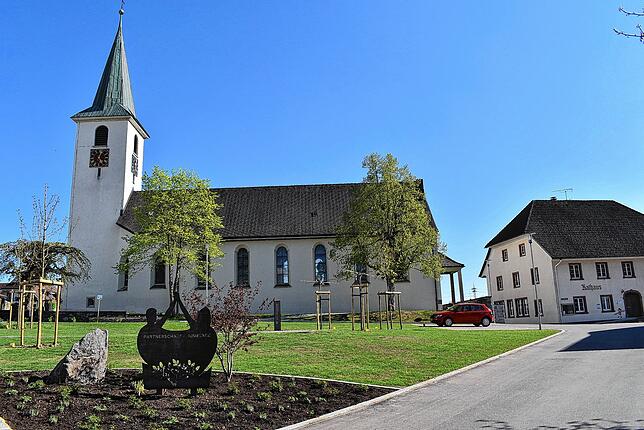 Neuestes Projekt der Gemeinde: In diesem Frühjahr werden die Sanierungsarbeiten am Rathausplatz Birkendorf abgeschlossen. Der Platz wird ...