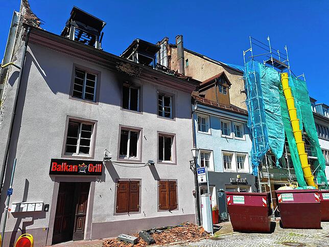 Das Haus ganz rechts, wo bis zum Feuer der Teeladen TeeMa untergebracht war, wird bereits saniert. Wie es mit den anderen, teils ...