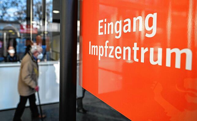 Das Warten auf den Piks geht für einige nun wohl länger: Lediglich Impftermine mit Biontech und Moderna werden fortgesetzt.