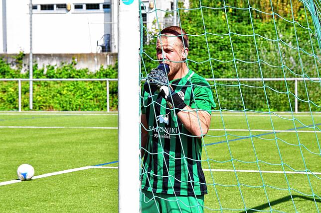 Starker Auftritt: Simon Krause hatte nach dem 2:0 gegen den VfR Bad Bellingen sicher Spaß am Weinfest. Der Torwart des FC Hochrhein ...
