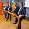 Symbolischer Start unter neuer Eigentümerschaft: Solero-CEO Donald R. James durchschneidet vor den Mitarbeitern am Ex-Kendrion-Standort ...