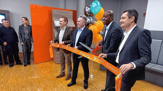 Symbolischer Start unter neuer Eigentümerschaft: Solero-CEO Donald R. James durchschneidet vor den Mitarbeitern am Ex-Kendrion-Standort ...
