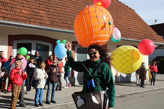 Die Heißluftballon-Verkleidung ist bei dem Wind nicht leicht zu bändigen.