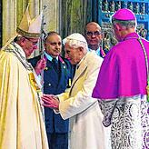 Zwei Päpste, zwei Richtungen: Franziskus (links) und Benedikt XVI. mit seinem Begleiter Georg Gänswein (rechts).