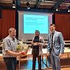 Ein Geschenkkorb in seiner letzten Sitzung (von links): Josef Klett ist von Dietmar Baumgartner und OB Simon Gröger im Gemeinderat ...