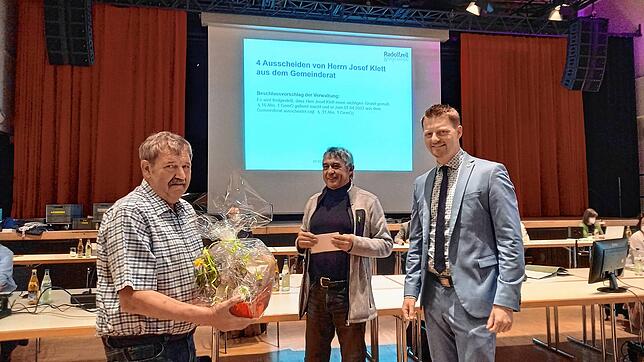 Ein Geschenkkorb in seiner letzten Sitzung (von links): Josef Klett ist von Dietmar Baumgartner und OB Simon Gröger im Gemeinderat ...