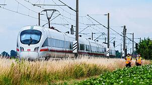 Der ICE, in dem ein Mann in Niederbayern mehrere Passagiere angegriffen hat.