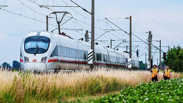 Der ICE, in dem ein Mann in Niederbayern mehrere Passagiere angegriffen hat.