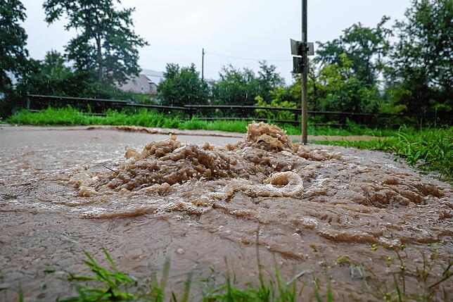 Schmutz- und Regenwasser quillt nach einem Unwetter in Riedlingen-Zell aus dem Schacht.