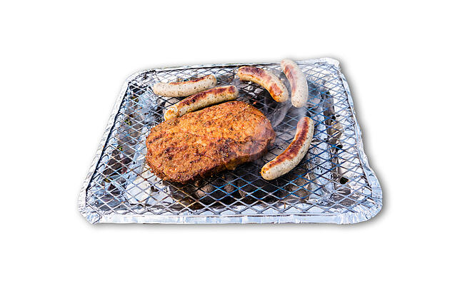 Billig, mäßig im Geschmack und schlecht für die Umwelt: ein Einweggrill. Für ein paar Euro an jeder Tankstelle zu haben. Bild: ...