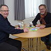 SÜDKURIER-Mitarbeiter Wolf-Dieter Guip (rechts) im Gespräch mit Werner Fliegauf.