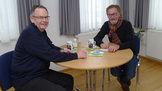 SÜDKURIER-Mitarbeiter Wolf-Dieter Guip (rechts) im Gespräch mit Werner Fliegauf.