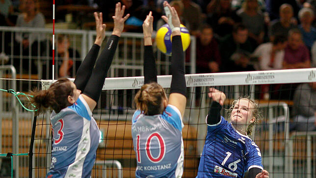 Missglückter Versuch: Villingens Neuzugang Pauline Kempter (rechts) scheitert am Konstanzer Block. Bild: Joachim Klein