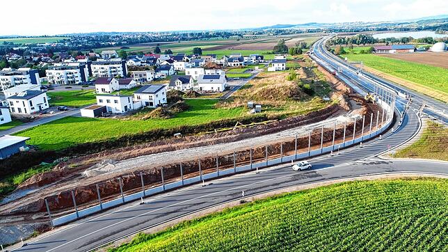 Hier entsteht die neue Schallschutzmauer, die Hüfingen gegen Verkehrslärm abschirmen soll.