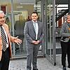 Die Begrüßung im Hof des Alten Schulhauses zur Eröffnung der Fotoausstellung &bdquo;Blick zurück&ldquo;: Horst Weible, Vorsitzender des ...