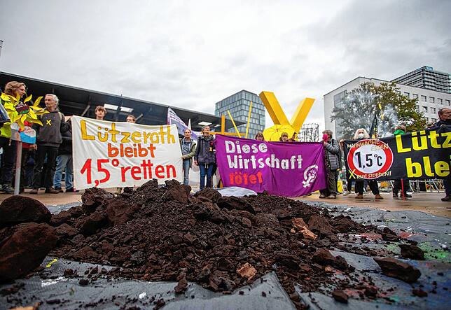 Braunkohle liegt bei einer Protestaktion am Freitag vor dem World Conference Center in Bonn, wo die Grünen das Wochenende über tagen.