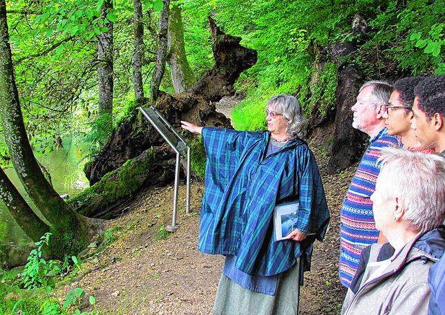 Auch bei der Donauversinkung in Immendingen weiß Druidin Dagita Interessantes aus Kultur und Geographie zu berichten.