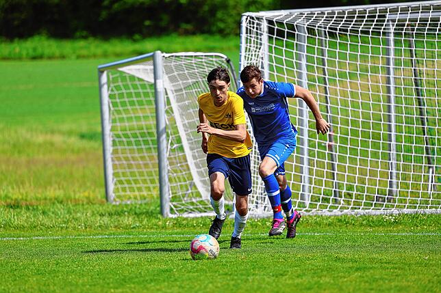 Bild 11: 6:0-Sieg im Spitzenspiel! A-Jugend der SG Dettingen-Dingelsdorf erobert Bezirksliga-Spitzenposition