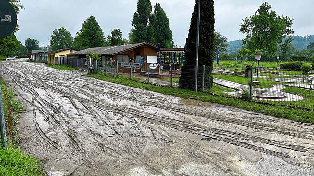Die aktuelle Lage beim Minigolfplatz in Waldshut. Durch das Hochwasser sind Zufahrtsstraße und die Spielbahnen mit Schlamm überschwemmt.