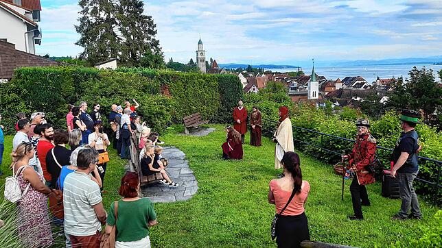 Bei Jonathan Skawskis szenischem Stadtrundgang durch Überlingen wird Geschichte zum Happening. Als Chrononaut führt er seine ...