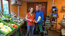 Anna und Mattias Kuhn sind die neuen Pächter des Dogerner Eulenhofs. Unser Bild zeigt sie im Hofladen, der den SB-Kunden sieben Tage die ...