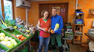 Anna und Mattias Kuhn sind die neuen Pächter des Dogerner Eulenhofs. Unser Bild zeigt sie im Hofladen, der den SB-Kunden sieben Tage die ...