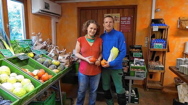 Anna und Mattias Kuhn sind die neuen Pächter des Dogerner Eulenhofs. Unser Bild zeigt sie im Hofladen, der den SB-Kunden sieben Tage die ...