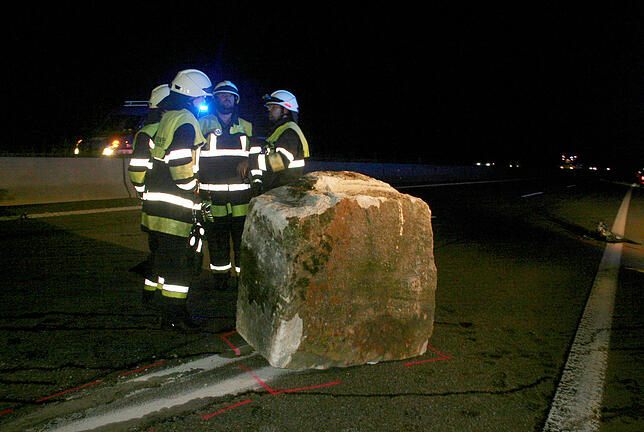 Einsatzkräfte der Feuerwehr am Samstagabend bei der Absicherung der Unfallstelle auf der Autobahn 81 bei Trossingen. Ein 3 Tonnen ...