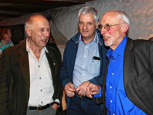 Referent Jörg Lorschiedter (rechts) mit Peter Hanss (links), dessen Vater Emil Hanß Lagerführer war, und Helmut Strobel, Eigentümer ...