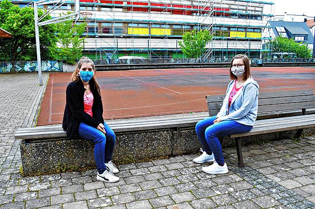 Die Freundinnen Sarah Mauch (links) und Valentina Bausert achten auch in der Pause auf den Abstand.