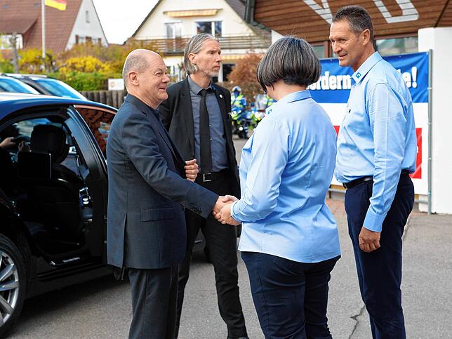 Alexandra Moosherr und Klaus Segelbacher vom VfB begrüßen Olaf Scholz.