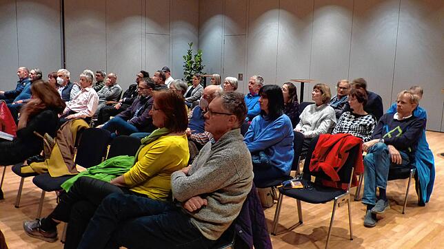 Konzentriert hörten die rund 50 Besucher im Stadtforum, darunter auch einige wenige aus Pfullendorf, den Ausführungen des Referenten zu. ...