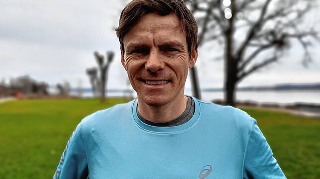 Langstreckenläufer Benedikt Hoffmann im Uferpark in Überlingen, wo im Juni ein Halbmarathon stattfindet. Hoffmann wohnt in Stockach und ...