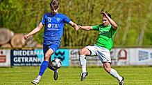 Die DJK Donaueschingen (Tobi Koller, rechts) unterliegt dem 1. FC Rielasingen-Arlen (Robin Eschweiler) nach zähem Spiel mit 0:1.