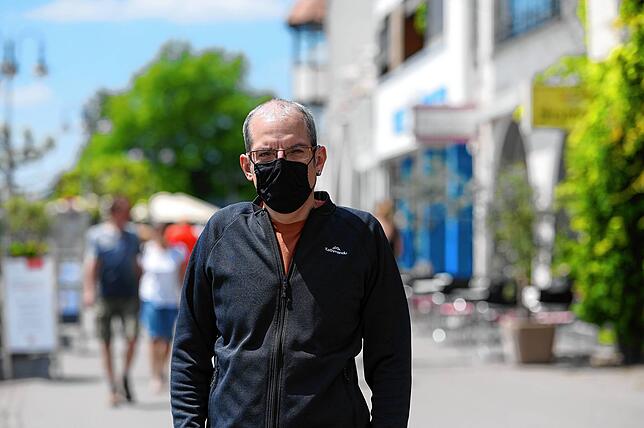 Holger Nagel trägt Masken aus Solidarität und für den gegenseitigen Schutz.