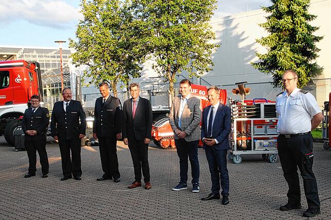 Draußen, auf dem Hof des Feuerwehrzentrums Kaitle, werden die neuen Geräte begutachtet (von rechts) Timo Hestler (Feuerwehr ...