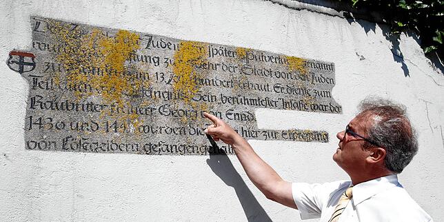 Stadtarchivar Jürgen Klöckler spricht sich dafür aus, die fehlerhafte Inschrift am Pulverturm, zu korrigieren oder mit einem ...