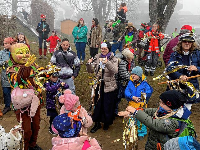 Buntes Treiben am Kindergarten in Ahausen. Im Nebel kamen die Narren und befreiten die Kinder.