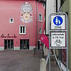 Fußgängerzone Spitalplatz &ndash; aber viele halten sich nicht dran.