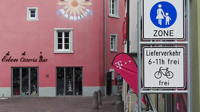 Fußgängerzone Spitalplatz &ndash; aber viele halten sich nicht dran.