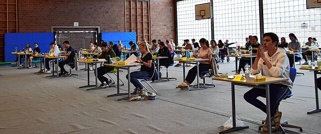 Abiturprüfung am Gymnasium in Überlingen: In der Turnhalle bereiten sich die Schüler gedanklich auf das bevorstehende Deutschabitur vor.