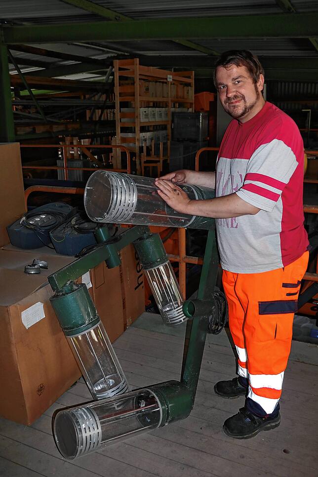 Daniel Bechtold im Lampen-Arsenal der Technischen Dienste.