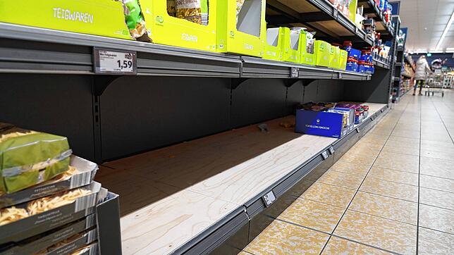 Im Radolfzeller Aldi-Supermarkt sind die Regale teilweise Leer. Öl war am Mittwochvormittag keines in der Auslage zu finden, ebenso ...