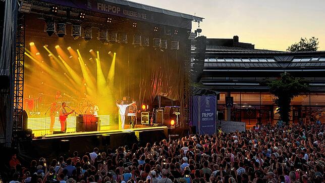 Bild 17: Alvaro Soler in Friedrichshafen: Konzert begeistert Besucher am Seeufer (Teil 2)