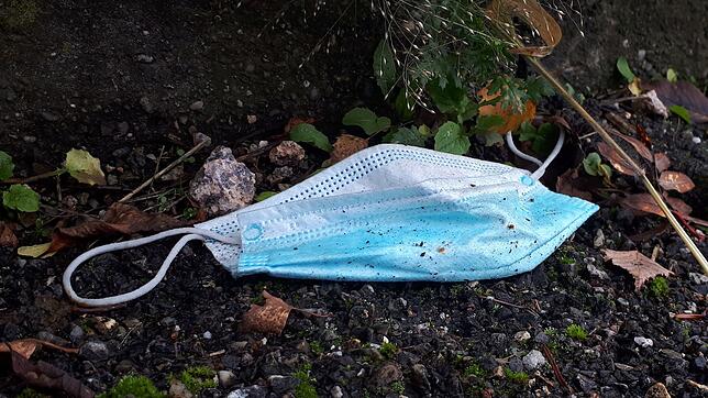Diese Maske liegt im Dreck, aber generell werden Mund-Nasen-Abdeckungen unser Leben weiter begleiten. Das zeigen die steigenden ...