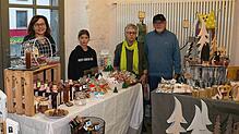 Adventsmarkt als Familienprojekt: die 11-jährige Luisa präsentiert gemeinsam mit ihrer Mutter Diana Specht sowie ihren Großeltern ...