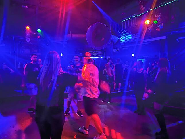 Abschiedsparty im Delta: die letzten Stunden auf der Tanzfläche, bevor die Lichter endgültig erlöschen.