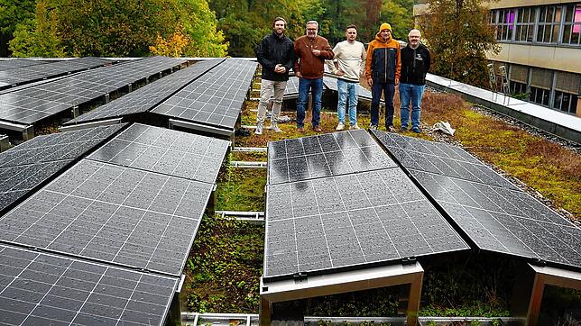 Der Strom für das Theodor-Heuss-Gymnasium kommt künftig vom Dach. Beigeordneter Thomas Schmitz, Arno Asal, Patrick Uecker, Jakob Käfer ...