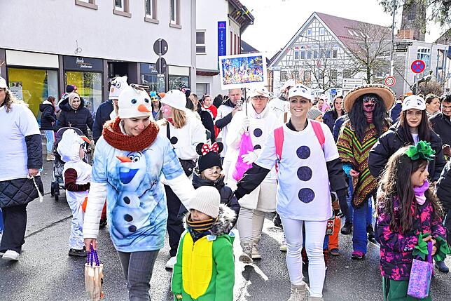 Die Kinder des Kinder- und Familienzentrums Weidenbächle hat sich des Themas Winter angenommen und sich als lustige Schneemänner verkleidet.