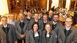 Der Vorstand des Musikvereins (hinten, von links): Wolfgang Graf, Karl Hafen, Klaus Dietz, Kai Schmid, Michael Buschle, Niklas Welte, ...